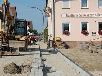 Viel Arbeit gibt es noch an der Straßenbaustelle in Hetzlos. Doch die Kirchweih am kommenden Wochenende kann gefeiert werden.  Foto: Günther Straub
