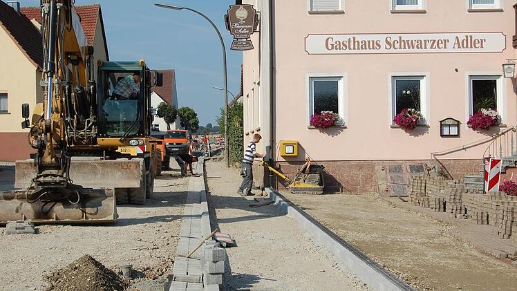 Viel Arbeit gibt es noch an der Straßenbaustelle in Hetzlos. Doch die Kirchweih am kommenden Wochenende kann gefeiert werden.  Foto: Günther Straub