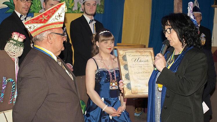 Jutta Markert, 1. Vorsitzende des Faschingsclubs Ebenhausen, ernannte Bürgermeister und Senator Siegfried Erhard zum Ehrensenator und würdigte damit dessen Offenheit für die Vereine und insbesondere für den FCSH. In der Mitte Prinzessin Franziska I. (Franziska Braun).