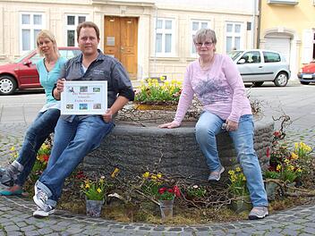 Sie sind die Initiatoren der Brunnenschmück-Aktion in der Webergasse (von links): Tanya Fischer, Benjamin Reimers und Erika Netolitzky.  Foto: Helke Renner