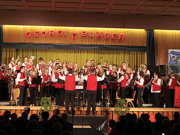 In Harmonie vereint sind 60 hessische und fränkische Musiker beim Frühjahrskonzert der Georgibläser. Foto: Thomas Dill