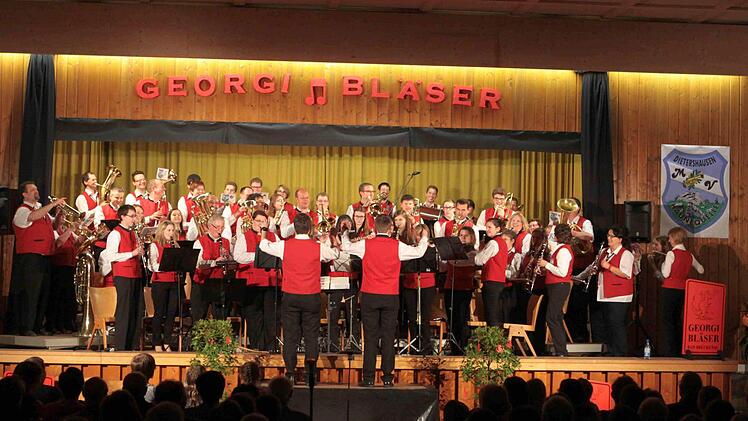 In Harmonie vereint sind 60 hessische und fränkische Musiker beim Frühjahrskonzert der Georgibläser. Foto: Thomas Dill