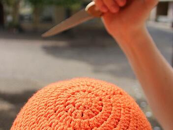 Hat der Poolschlitzer 2013 eine orangefarbene Maske getragen? Die Polizei sucht jetzt Zeugen dazu. Foto: Heike Beudert