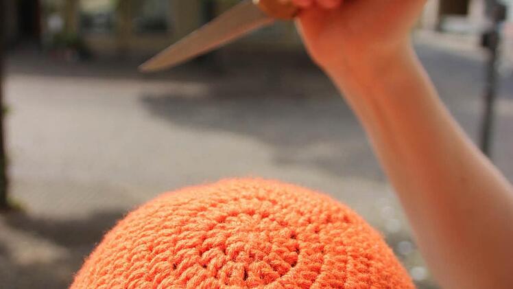 Hat der Poolschlitzer 2013 eine orangefarbene Maske getragen? Die Polizei sucht jetzt Zeugen dazu. Foto: Heike Beudert