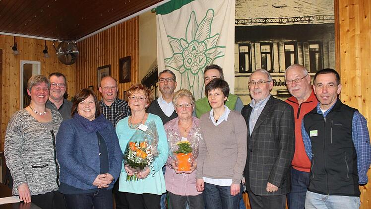 Vorsitzende Ramona Matzke (Dritte von links) wurde bei den Neuwahlen wiedergew&auml;hlt. Zu ihren sch&ouml;nsten Aufgaben z&auml;hlten zweifelsohne Ehrungen treuer Mitglieder. Allerdings konnten nur vier Wanderfreunde zur Ehrung anwesend sein. Foto: Manja von Nida