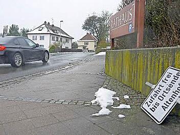 Eine Woche länger als geplant mussten die Sperr-Schilder für die Staatsstraße 2202 liegen bleiben - heute werden sie im Laufe des Vormittags aufgestellt. Foto: Berthold Köhler