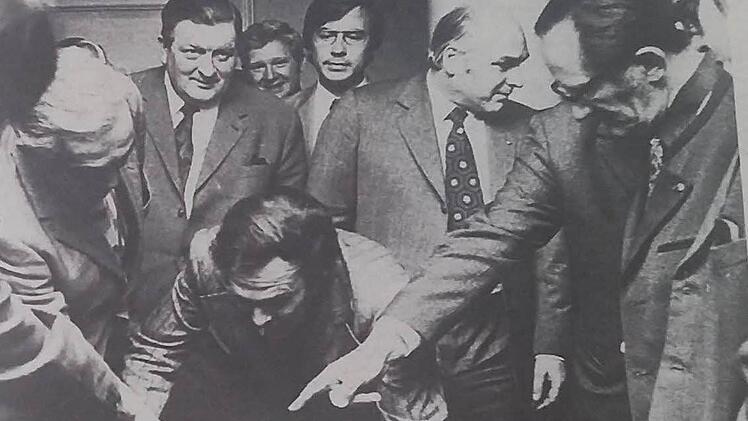 Der Coburger Stadtrat bei der Entscheidung 1970 über die Fassadenverkleidung des neuen Kaufhof-Gebäudes.Foto: Tageblatt-Archiv/Künstner