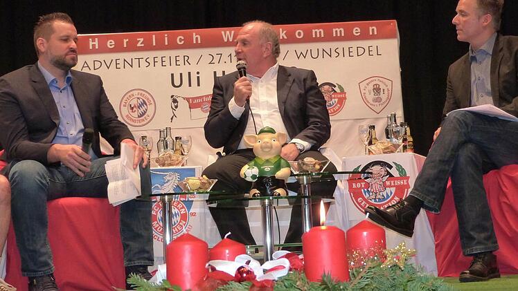 Uli Hoene&szlig; mit den Moderatoren Thorsten Ernstbereger (links) und Matthias Will (rechts). FoFoto: Werner Rei&szlig;aus