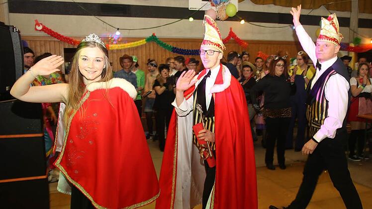 Das Prinzenpaar der Untersiemauer Wehr, Ihre Lieblichkeit Melissa die I. vom Sonnenschein und Seine Tollität Prinz Daniel II. von den Rodachauen riefen bei ihrem letzten Auftritt die Besucher zur Heiterkeit und Fröhlichkeit auf. Foto: Michael Stelzner