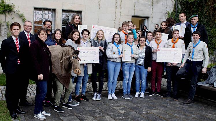 Die Vertreter der teilnehmenden Gruppen am diesjährigen Jugendpreis des Landkreises Kronach mit den Vertretern der Sparkasse (v. l.), Jonathan Bähr und Robert Porzelt, sowie die Leiterin des Kreisjugendamtes, Eva Wicklein. Foto: Michael Wunder