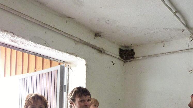 Auf dem Hof der Familie Sack ist man froh, die Schwalben für die Insektenvertilgung in den Ställen zu haben. Von links Anita Sack mit den Söhnen Stefan und Michael sowie Enkeltochter Emmi.  Foto: Werner Reißaus