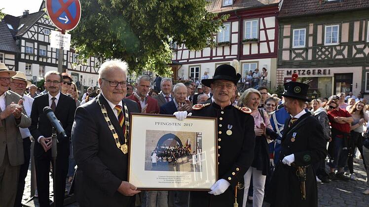 Hauptmann Manfred Barfuß erhielt von Bürgermeister Claus Bittenbrünn das große Kommandobild für seine 25-jährige Mitgliedschaft im Kommando der Königsberger Bürgerwehr.Gerold Snater