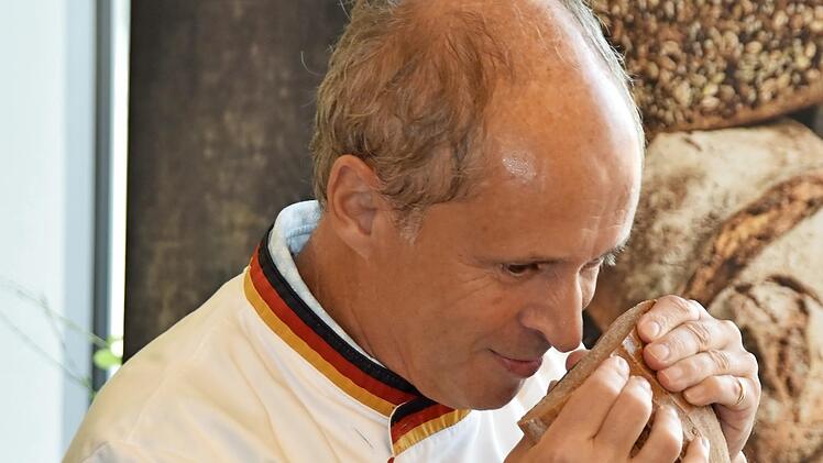 Mit allen Sinnen pr&uuml;ft Manfred Stiefel jedes einzelne Brot.