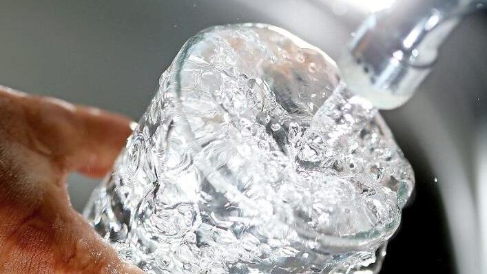 Um einen Euro je Kubikmeter steigt die Wassergebühr in der Gemeinde Harsdorf. Foto: Oliver Berg/dpa