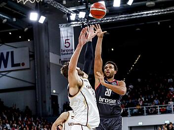 Elias Harris (rechts), der sich hier gegen den 2,15-Meter-Riesen Mindaugas Kupsas im Team der Litauer durchsetzt, bekommt es in Braunschweig mit dem vielseitigen Scott Eatherton zu tun. Foto: Daniel Löb