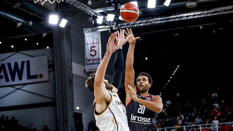 Elias Harris (rechts), der sich hier gegen den 2,15-Meter-Riesen Mindaugas Kupsas im Team der Litauer durchsetzt, bekommt es in Braunschweig mit dem vielseitigen Scott Eatherton zu tun. Foto: Daniel Löb