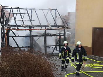 In Weidhausen bei Coburg ist am Montag ein Nebengebäude komplett abgebrannt. Foto: Michael Stelzner