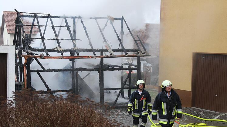In Weidhausen bei Coburg ist am Montag ein Nebengebäude komplett abgebrannt. Foto: Michael Stelzner