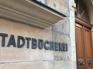 Bei der Stadtbücherei Coburg läuft derzeit nicht alles rund. Und die historische Fassade fängt laut Brigitte Maisch das Bröseln an. Foto: Oliver Schmidt