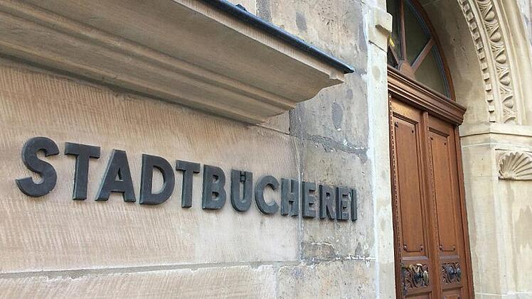 Bei der Stadtbücherei Coburg läuft derzeit nicht alles rund. Und die historische Fassade fängt laut Brigitte Maisch das Bröseln an. Foto: Oliver Schmidt