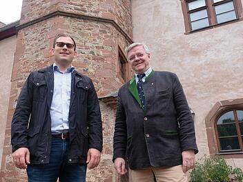 Im Schloss Waizenbach trafen sich Florian Atzmüller (links) und Freiherr Michael von Truchsess zum Thema Wirtschaftssommer.  Foto: Gerd Schaar