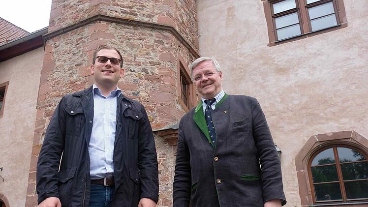 Im Schloss Waizenbach trafen sich Florian Atzmüller (links) und Freiherr Michael von Truchsess zum Thema Wirtschaftssommer.  Foto: Gerd Schaar