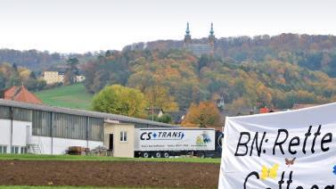 Um den Schutz des Maintals und die Hallenbaupläne der Firma CS Trans in Grundfeld ging es beim jüngsten Bürgerentscheid in Bad Staffelstein 2019. Archivbilder: Tobias Kindermann / Montage: Dagmar Klumb