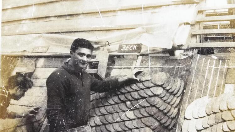 1968 und 1969 hat Ewald Beck die Meisterschule für das Dachdeckerhandwerk in Mayen (Rheinland-Pfalz) besucht. Das Foto zeigt den jungen Meisterschüler bei einer praktischen Aufgabe während dieser Zeit. Foto: Archiv Ewald Beck