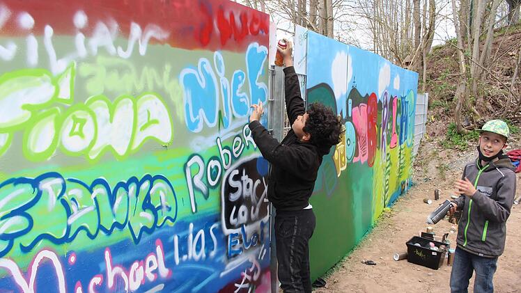 Die Jugendlichen bei der Arbeit. Sie verschönern den Kindergarten Rhönstrolche Foto: Julia Raab