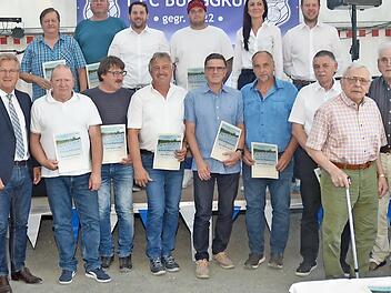Der FC Burggrub ehrte langjährige treue Mitglieder mit (von links): Landrat Klaus Löffler, Erstem Vorsitzenden Steffen Kessel, Bürgermeister Rainer Detsch.