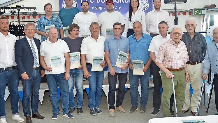 Der FC Burggrub ehrte langjährige treue Mitglieder mit (von links): Landrat Klaus Löffler, Erstem Vorsitzenden Steffen Kessel, Bürgermeister Rainer Detsch.
