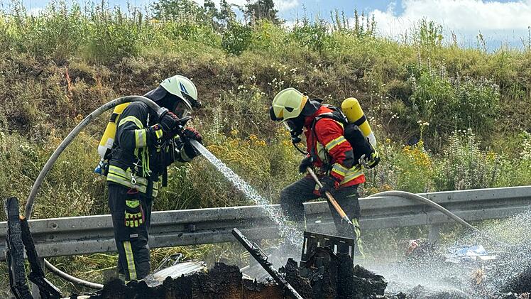 Gasflasche explodiert: Wohnanhänger auf A93 komplett niedergebrannt