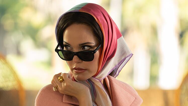 Dinah (Leslie Bibb) h&auml;lt Ausschau nach dem n&auml;chsten reichen Ehegatten, Frau muss ja schauen, wo sie bleibt, wenn der eigentlich geliebte Ehemann Nummer eins ein Loser ist.