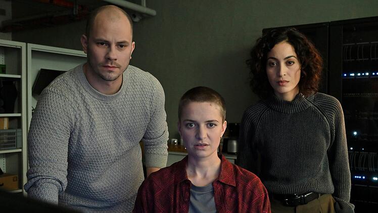 Die IT-Spezialistin Olivia (Lena Entezami, Mitte) ist den Ermittlern Erik (Nikolaus Sternfeld) und Nadirah (Sabrina Amali) eine gro&szlig;e Hilfe. Sie kann sogar die von Leuws Computer gel&ouml;schten Dateien wiederherstellen.