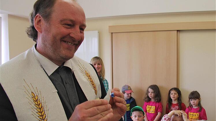 Pfarrer Paul Kowol segnete die Räume des Kindergartens St. Andreas zur offiziellen Einweihung.
