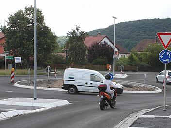 Der Verkehr fließt auf dem neuen Kreisverkehr zwischen Zeil und Krum. Foto: Klaus Schmitt