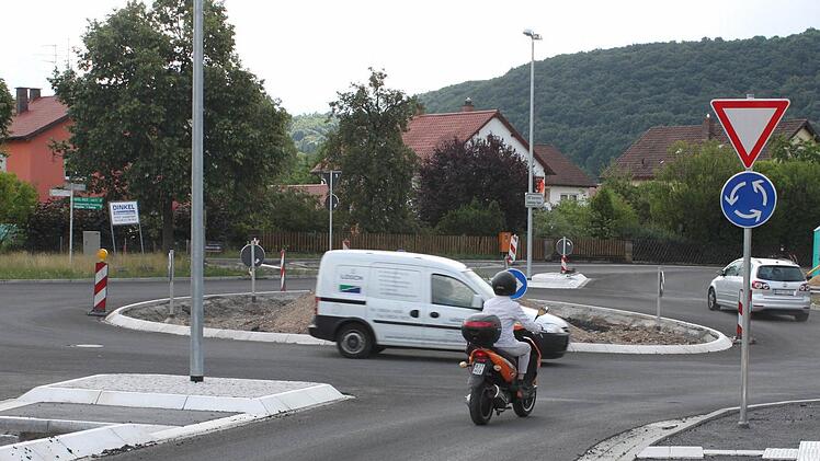 Der Verkehr fließt auf dem neuen Kreisverkehr zwischen Zeil und Krum. Foto: Klaus Schmitt