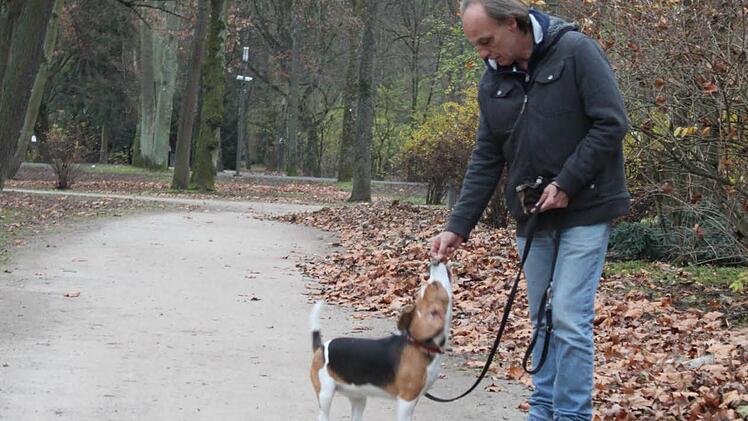 Wolfgang S. hat seine Beagle-Hündin Aika mit zur Therapie nach Bad Kissingen gebracht. Foto: Thomas Mäuser