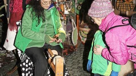 Wenn beim Weihnachtsmarkt die Spinnräder surren, zieht das Groß und Klein in den Bann.