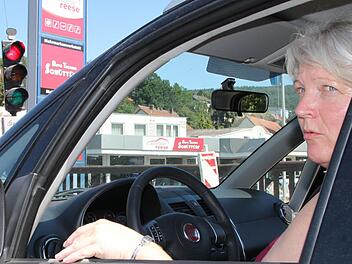 Alles halb so wild: Diese Autofahrerin aus Oberbach fährt fast täglich durch die Kissinger Straße. "Man steht gerade einmal fünf Minuten", stellt die Baustelle für sie kein größeres Problem dar. Dass das nicht jeder so locker sieht, wurde im Stadtrat deutlich. Foto: Ulrike Müller