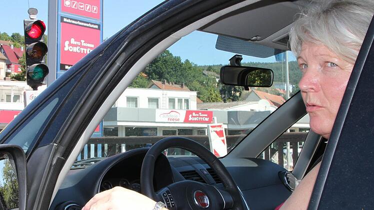 Alles halb so wild: Diese Autofahrerin aus Oberbach fährt fast täglich durch die Kissinger Straße. "Man steht gerade einmal fünf Minuten", stellt die Baustelle für sie kein größeres Problem dar. Dass das nicht jeder so locker sieht, wurde im Stadtrat deutlich. Foto: Ulrike Müller