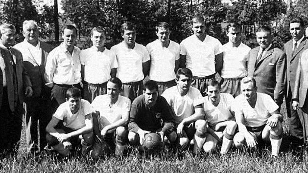 Die Meistermannschaft des FC Kronach in der Bezirksliga-Saison 1966/67 mit dem Vorstand: (stehend von links) Schriftf&uuml;hrer Heinz Unger, Hauptkassier Georg Kempf, 2. Spielleiter Ferdinand Krebs, B&uuml;rgermeister Konrad Popp, Karl F&ouml;&szlig;el, Willi Graf, Klaus Wachter, G&uuml;nter H&ouml;fner, Manfred Weber, Hubert Landeck, Spielleiter Toni Beiergr&ouml;&szlig;lein, Trainer Richard Mohnkorn, 2. Vorsitzender Heinz Grebner, Ausschuss-Mitglied Heinz Rauscher und Vorsitzender Josef Messelberger; (kniend von links) Rolf Kaul, H...