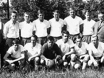 Die Meistermannschaft des FC Kronach in der Bezirksliga-Saison 1966/67 mit dem Vorstand: (stehend von links) Schriftführer Heinz Unger, Hauptkassier Georg Kempf, 2. Spielleiter Ferdinand Krebs, Bürgermeister Konrad Popp, Karl Fößel, Willi Graf, Klaus Wachter, Günter Höfner, Manfred Weber, Hubert Landeck, Spielleiter Toni Beiergrößlein, Trainer Richard Mohnkorn, 2. Vorsitzender Heinz Grebner, Ausschuss-Mitglied Heinz Rauscher und Vorsitzender Josef Messelberger; (kniend von links) Rolf Kaul, H...