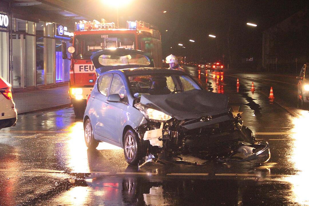 Unfall Bayreuth: Feuerwehr rettet Frau aus Auto