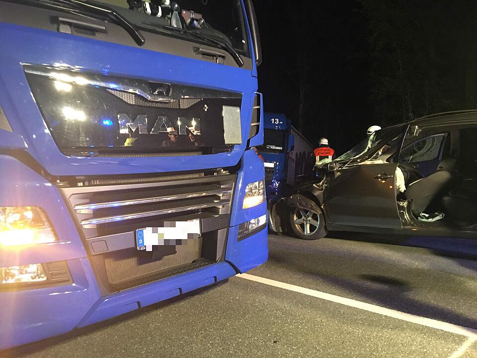 A3: Auto kracht unter Lkw-Anhänger - zwei Schwerverletzte