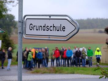 An der Grundschule in Dittlofsroda gab es einen Ortstermin für die Gewässer-Nachbarschaft des Landkreises Bad Kissingen. "Dort hätten wir nie mit einer Überschwemmung gerechnet", sagte Wartmannsroths Bürgermeister Jürgen Karle.Gerd Schaar