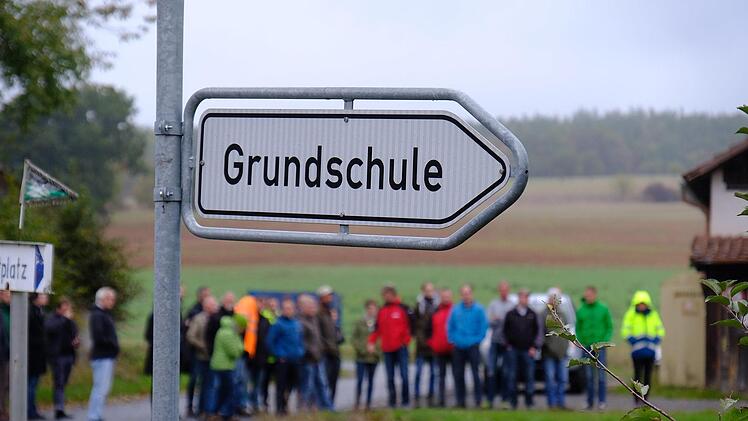 An der Grundschule in Dittlofsroda gab es einen Ortstermin für die Gewässer-Nachbarschaft des Landkreises Bad Kissingen. "Dort hätten wir nie mit einer Überschwemmung gerechnet", sagte Wartmannsroths Bürgermeister Jürgen Karle.Gerd Schaar