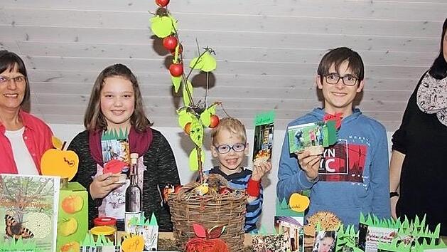 Die "&Ouml;ko-Kids" engagieren sich f&uuml;r den Erhalt der Streuobstwiesen. Das Bild zeigt von links Anette Martin, Amelie Lex, Florian Me&szlig;bacher, Leonhard Scheler und Marion Me&szlig;bacher. Foto: Thomas Neder