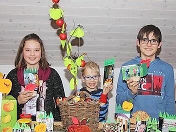 Die "&Ouml;ko-Kids" engagieren sich f&uuml;r den Erhalt der Streuobstwiesen. Das Bild zeigt von links Anette Martin, Amelie Lex, Florian Me&szlig;bacher, Leonhard Scheler und Marion Me&szlig;bacher. Foto: Thomas Neder