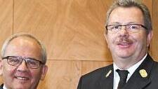 Der Regierungspräsident Eugen Ehmann (links) überreichte Kreisbrandrat Ralf Dressel das Steckkreuz für Verdienste um das Feuerwehrwesen.  Foto: Regierung/Unterfranken